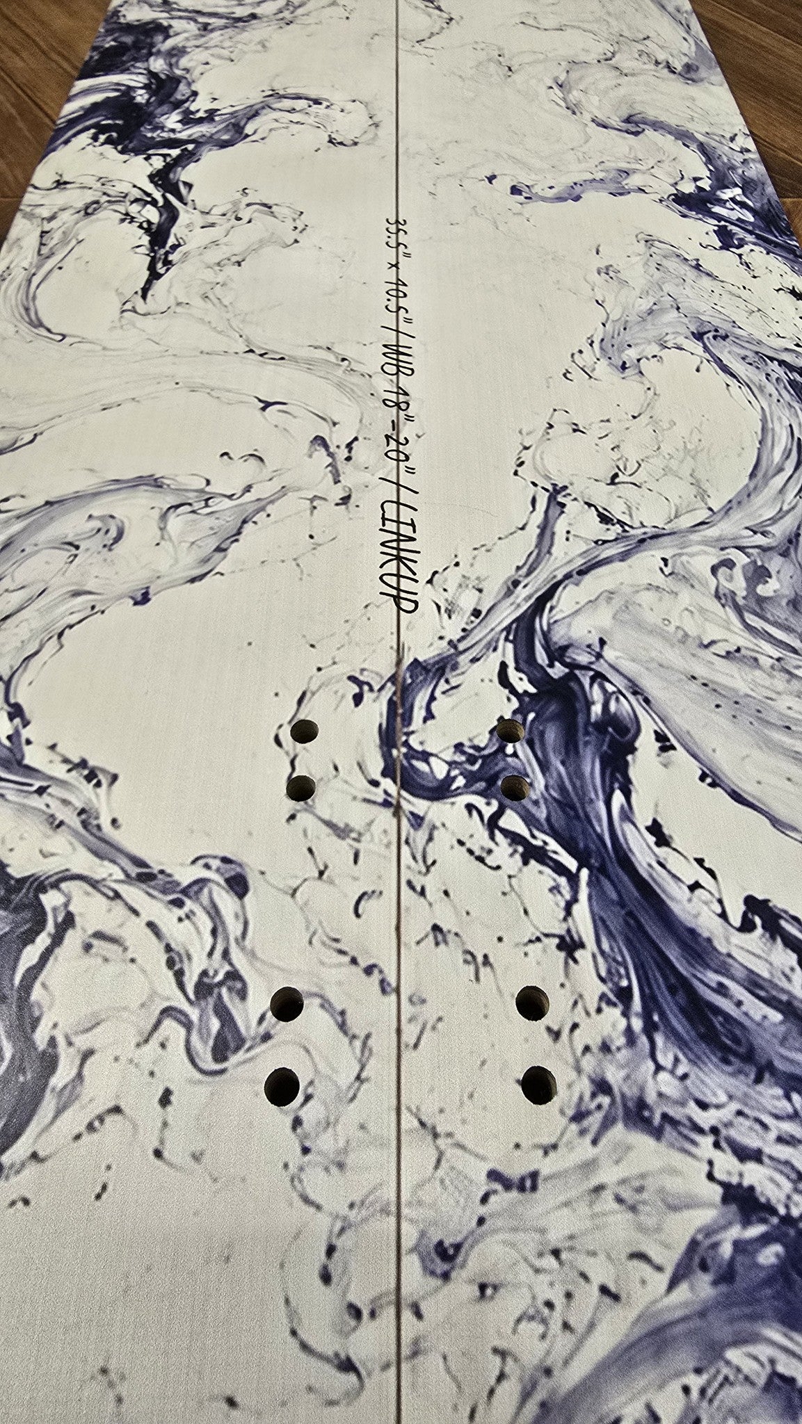 LINKUP コンプリート第5弾 FORMLESS ボトム面の青フルイドアートとスペック表記 35.5"×10.5" WB18-20